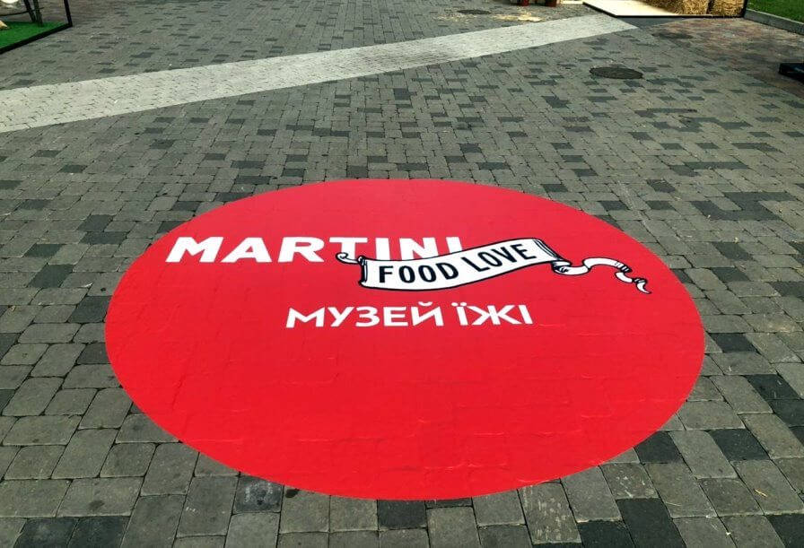 Реклама на асфальте трафаретом